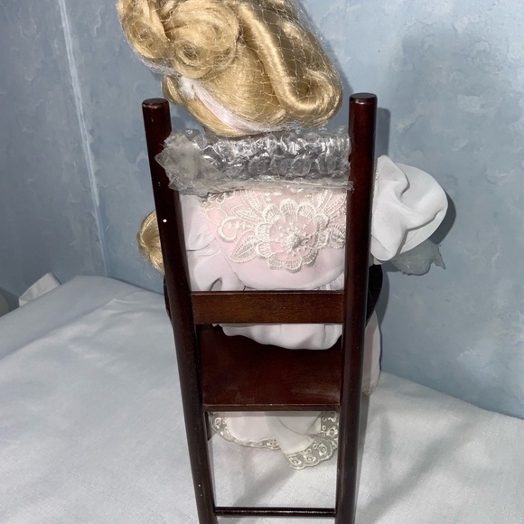 Avon Special Memories Mother's Day Porcelain Doll Bernadette, 2001 NWOB - Picture 4 of 8